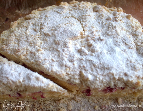 Остывший пирог посыпать сахарной пудрой от Haas.