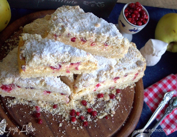 Пирог состоит из хрустящих песочных слоев и начинки типа суфле по структуре.