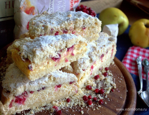 Крошка сверху и нижний корж очень вкусные, в меру сладкие.