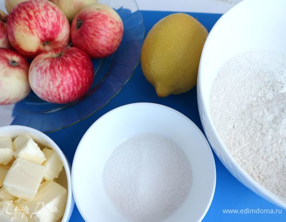 Холодное сливочное масло нарезать небольшими кубиками. Смешать муку, сахар, сливочное масло, добавить холодную воду, замесить тесто.