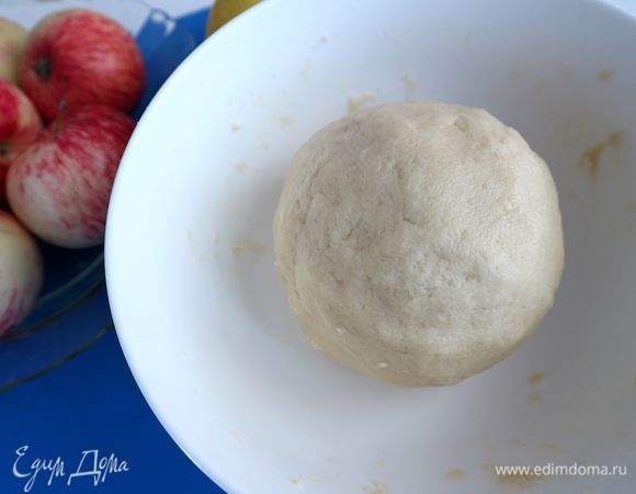 Скатать тесто в шар, завернуть в пленку, убрать в холодильник на 40 минут.<br />
Духовку разогреть до 200°C.