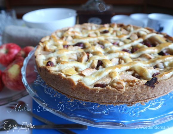 Поместить пирог в духовку на 40 минут. Вам может понадобиться чуть меньше времени (или больше), следите за своей духовкой. Достать пирог из духовки, дать немного остыть.