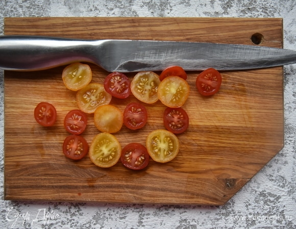 Нарезать помидоры черри. Форма нарезки по желанию.
