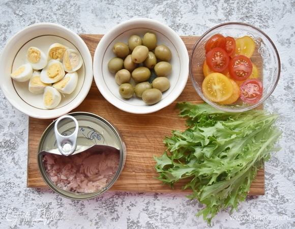 Открыть банку с консервированным тунцом ТМ «Магуро». Сок с тунца послужит основой для заправки.