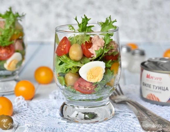 Для заправки смешать сок, слитый с консервированного тунца, соль, оливковое масло, смесь итальянских трав. Заправить салат непосредственно перед подачей.