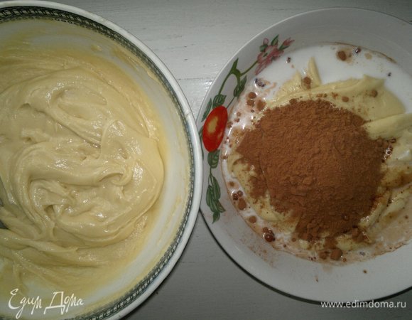 Тесто разделить на 2 равные части. В одну часть добавить какао и молоко, перемешать до однородности.