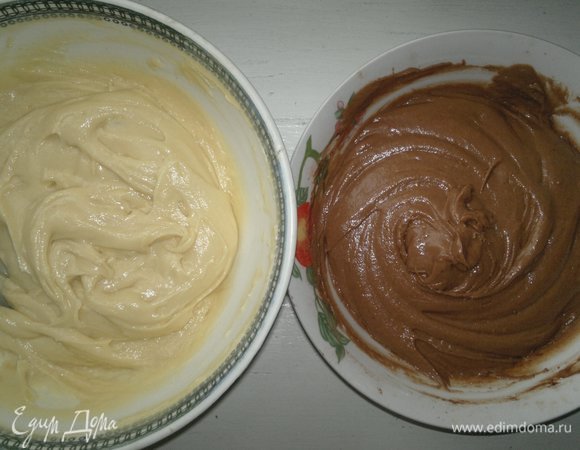 Только потом я поняла, что в рецепте небольшая неточность. Так как я разделила тесто на равные части и в одну добавила какао и молоко, то эта часть теста получилась больше. Значит, нужно было и в белую часть теста добавить пару ложек муки и молоко, чтобы сравнять обе части. А так получилось, что темного теста немного больше, и это видно на выпечке: темный слой немного толще светлого.