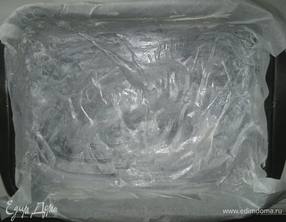 Противень смазать сливочным маслом (у меня размером 22х30 см). Застелить бумагой для выпечки, которую тоже смазать маслом.
