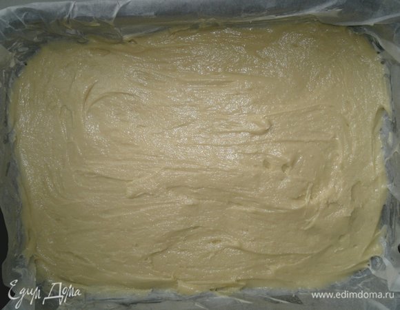 Светлое тесто выложить в противень и разровнять лопаткой.