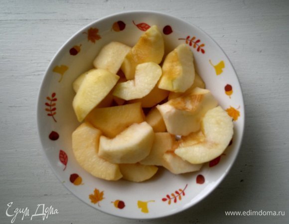 Яблоки почистить от кожуры, разрезать на 6 равных частей, вырезать семена. Сбрызнуть дольки яблок лимонным соком.
