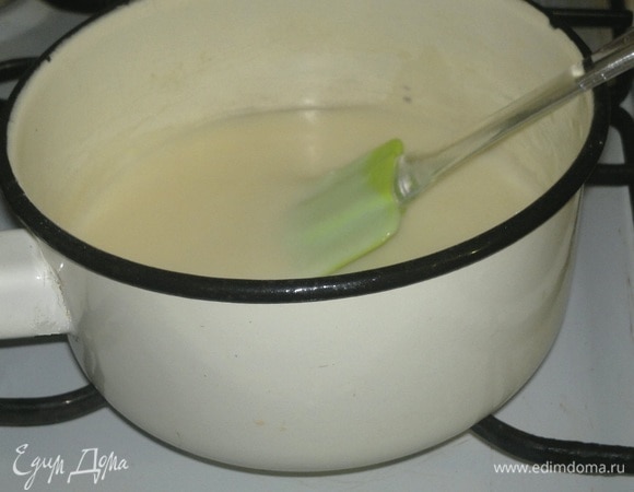 Поставить крем на средний огонь, довести до кипения, непрерывно помешивая. Как потом я убедилась, кастрюлю для приготовления крема нужно брать не эмалированную. В эмалированной крем все равно немного подгорает.