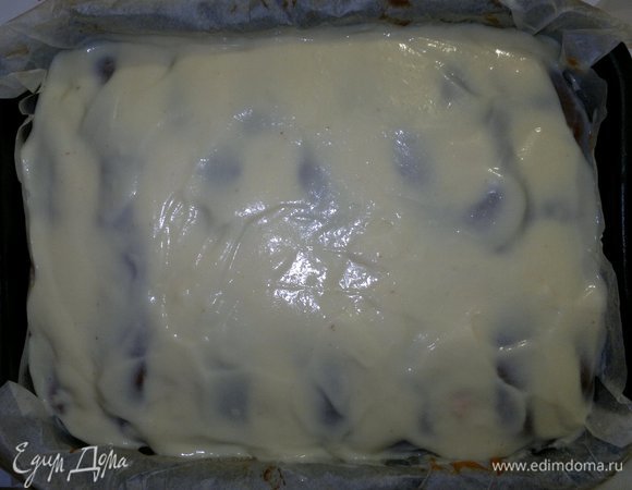 Заварной крем выложить на заготовку для пирога, разровнять. Поставить в холодильник для охлаждения на несколько часов. К сожалению, у меня пляцок получился неровным, с небольшим возвышением, и поэтому крем тоже распределился неравномерно.
