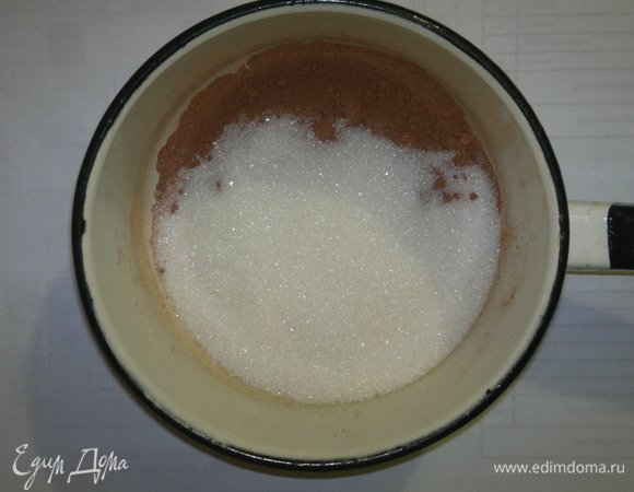 Для глазури соединить сахар и порошок какао, перемешать.