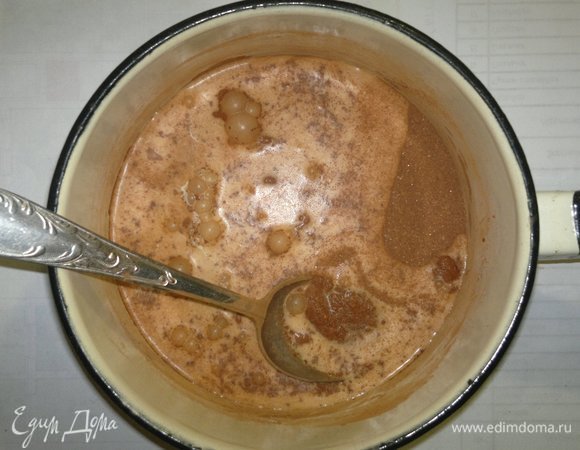 Добавить молоко, перемешать. Поставить на небольшой огонь и варить до закипания, постоянно перемешивая. После закипания варить 1–2 мин и снять с огня.