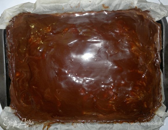 Противень с пирогом достать из холодильника, полить шоколадной глазурью. Поставить в холодильник для охлаждения.
