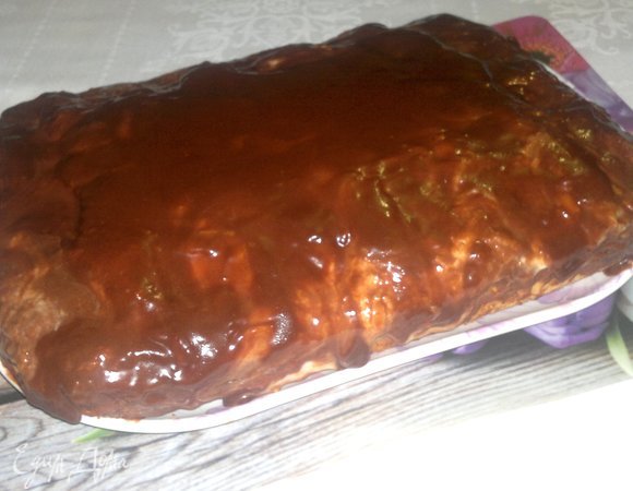 Достать пирог из противня, освободить от пергамента, выложить на поднос.