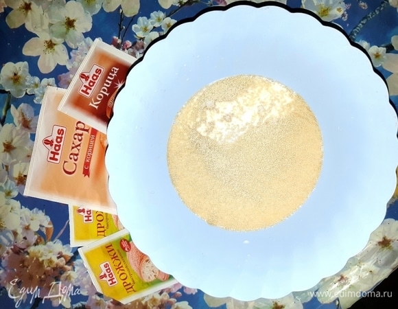 Для начала подготовим опару. В теплое молоко добавить быстродействующие дрожжи Haas, столовую ложку сахара, 100 г муки и щепотку соли. Убрать в тtплое место для активации дрожжей и поднятия опары примерно на 30 минут.