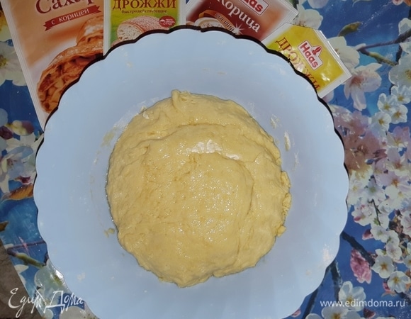 Когда опара поднимется, добавить растопленное сливочное масло, 2 яйца и сахар, постепенно ввести муку и замешать эластичное тесто. Сахара в данный рецепт я добавляла немного, так как в булочки мы его еще будем добавлять. Убрать тесто в теплое место примерно на час.