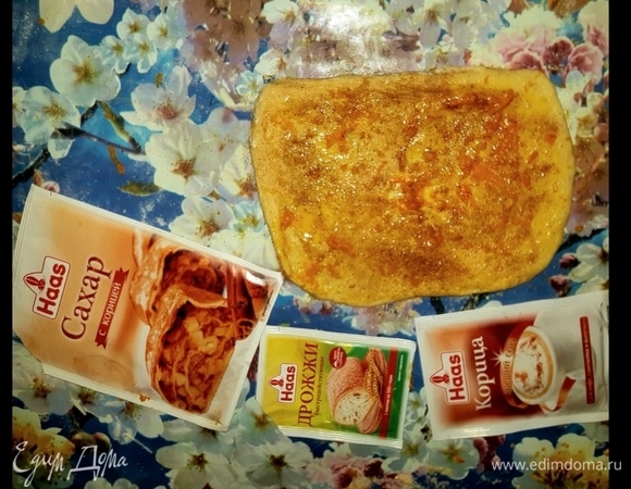После того как тесто поднимется, разделить его на несколько частей. Каждую часть раскатать в прямоугольник, подготовленный пласт теста смазать желтком, обильно посыпать корицей с сахаром Haas и натереть сверху цедру апельсина.