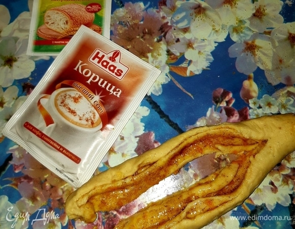 Разрезать рулет по середине почти до края.