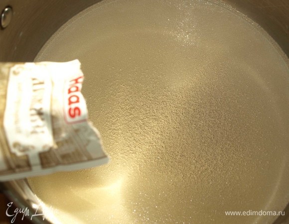 Теплое молоко и теплую воду соединить. Добавить 1 ч. л. сахара и дрожжи Haas. Растворить дрожжи.