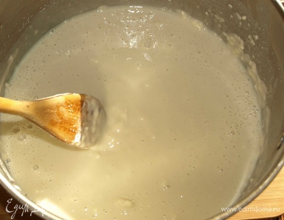 Добавить 2 ст. л. муки и хорошо перемешать. Отставить в теплое место на 30 минут, чтобы дрожжи активировались. Все это лучше делать в емкости, в которой будет замешиваться тесто.