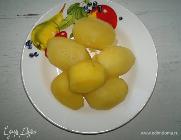 Картофель почистить, вымыть. Отварить до полуготовности. Воду слить, картофель остудить.