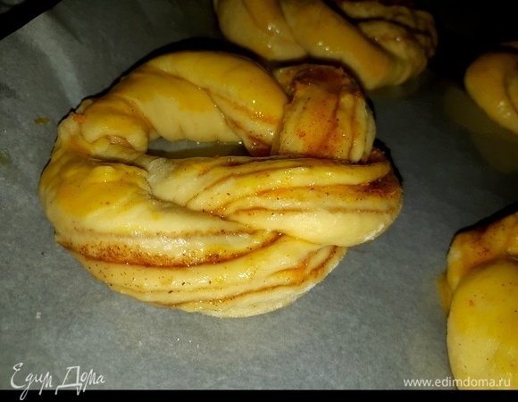 Выложить булочки на противень, смазать яйцом и отправить выпекается на 20–25 минут при 200°C.