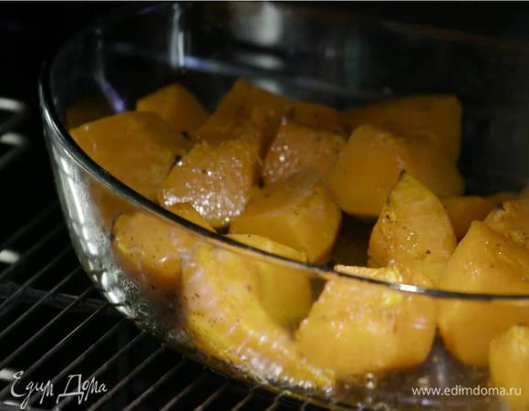 Запекать тыкву под разогретым грилем 10‒12 минут.