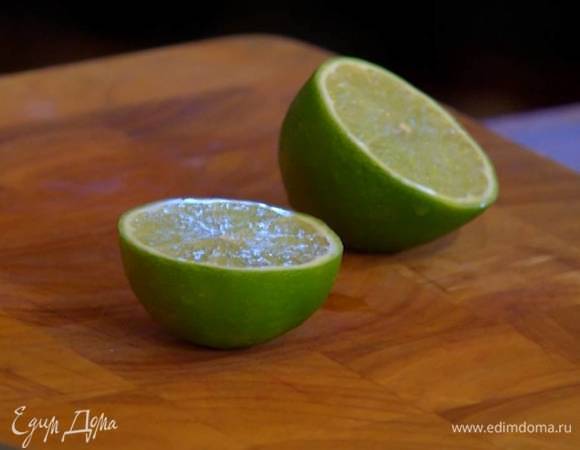 Цедру лайма натереть на мелкой терке, выжать из него сок.<br />
 