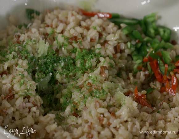 Красный и зеленый перец чили мелко порубить, добавить к рису, все посолить.