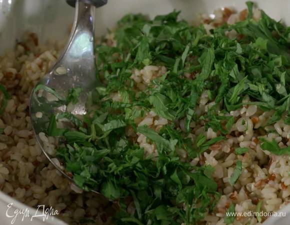 Базилик, мяту и зеленый лук мелко порезать, посыпать рис и перемешать.