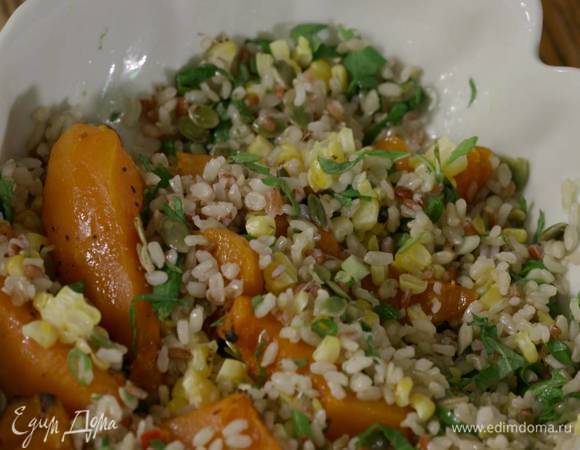 Добавить к рису тыквенные семечки, зерна кукурузы и кусочки запеченной тыквы.