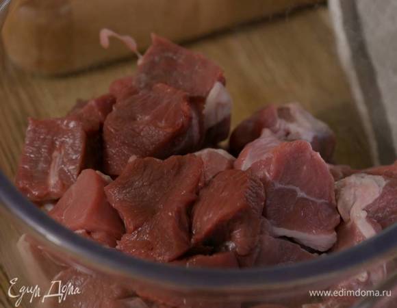 Мясо, фисташки, лук, чеснок и руколу измельчить в мясорубке.