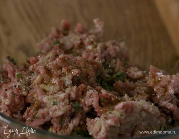 Фарш посолить, поперчить, влить 2 ст. ложки оливкового масла и все перемешать.