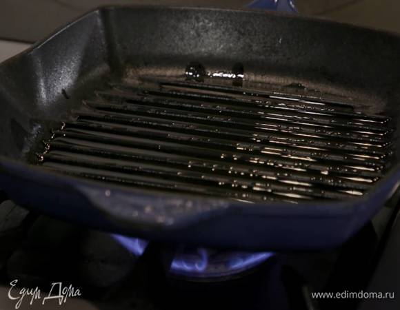 Разогреть в сковороде-гриль 1 ст. ложку оливкового масла.