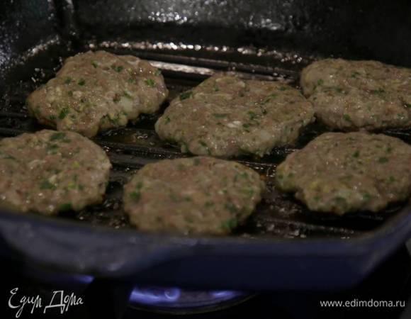 Сформировать из фарша плоские котлетки, пожарить до готовности с двух сторон, затем выложить на бумажное полотенце, чтобы удалить излишки жира.