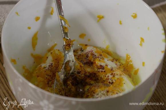 Приготовить соус: соединить йогурт, цедру и сок лимона, оставшееся оливковое масло, сумах, свежемолотый перец и соль, все перемешать.