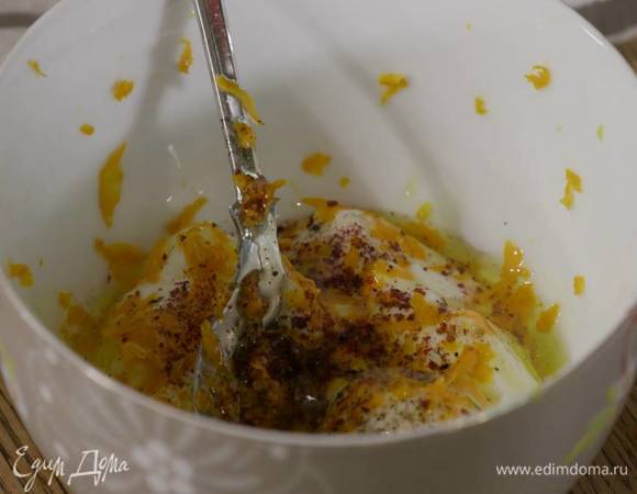 Приготовить соус: соединить йогурт, цедру и сок лимона, оставшееся оливковое масло, сумах, свежемолотый перец и соль, все перемешать.