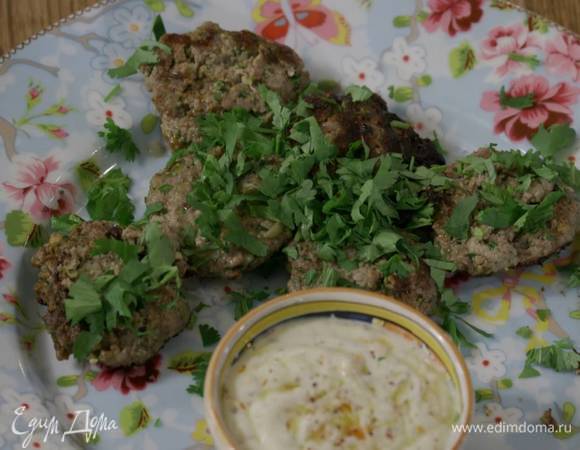 Кинзу мелко порубить и посыпать готовые котлеты.<br />
Подавать с соусом.<br />
 