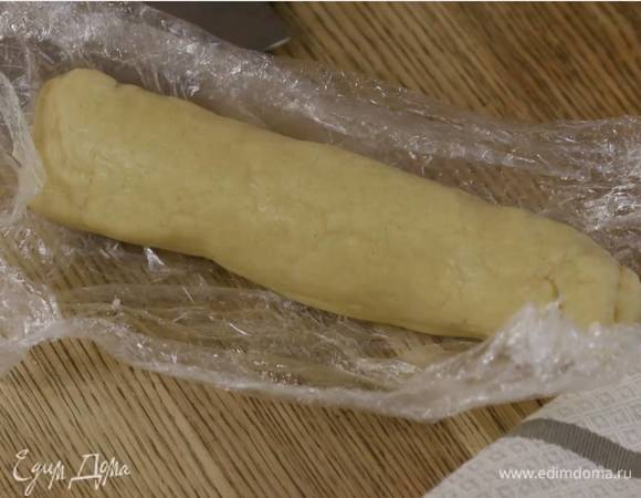 Отправить колбаску из теста на 15‒30 минут в морозильник или на час в холодильник.