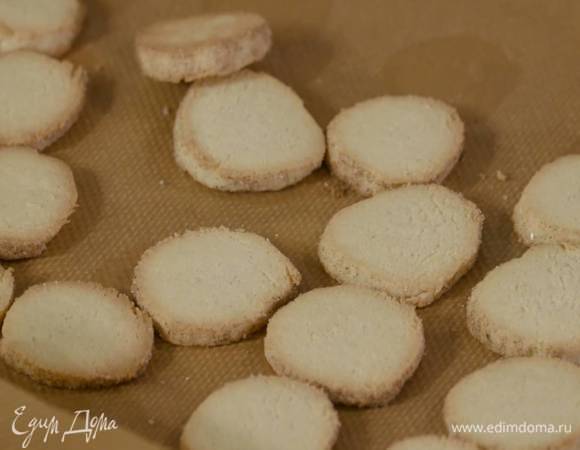 Выложить печенье на противень, выстеленный бумагой для выпечки и выпекать в разогретой духовке 5‒7 минут.