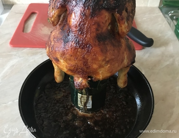 За 10 минут достать курицу из духовки, смазать соусом и отправить еще в духовку на 10 минут.