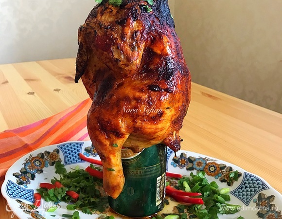 Готовую курицу достаем из духовки, аккуратно снимаем с банки, кладем на блюдо и подаем.