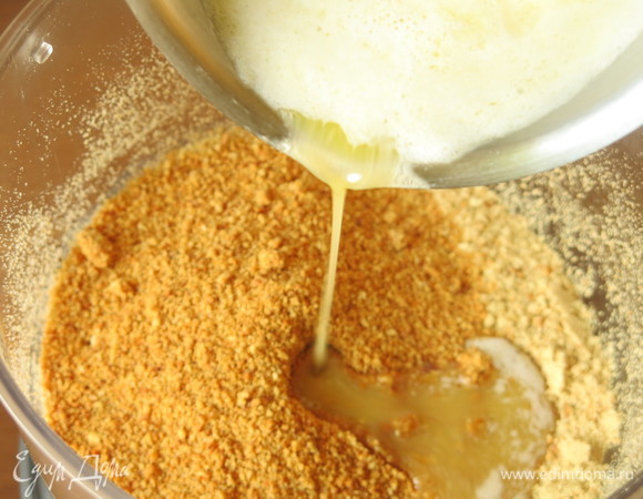Вливаем растопленное масло.