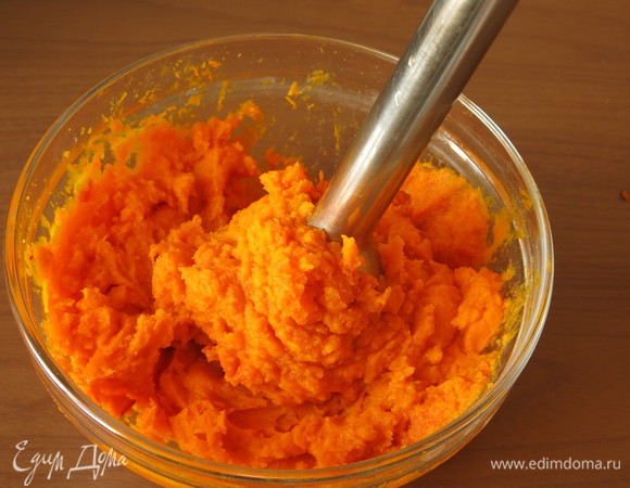 Тыкву выпекаем 40 минут при 200°C. Измельчаем мякоть.