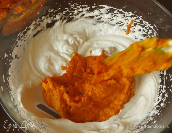 В основную массу белков вводим тыкву, смешанную с белком.