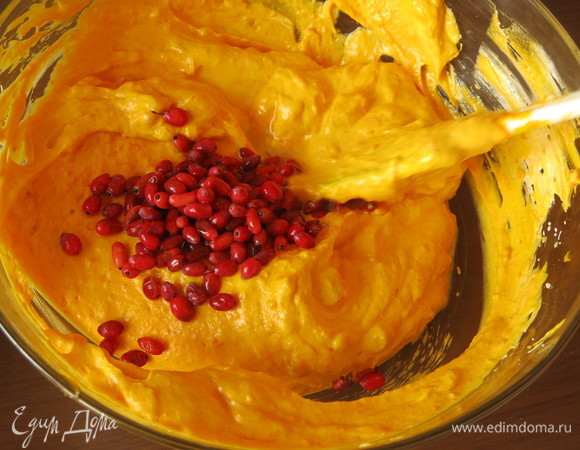 Перемешиваем. Всыпаем барбарис, еще раз перемешиваем.