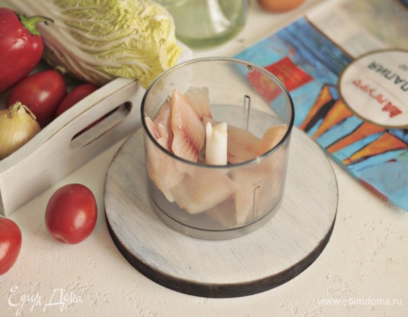 Филе тилапии ТМ «Магуро» моем, высушиваем и измельчаем в процессоре.