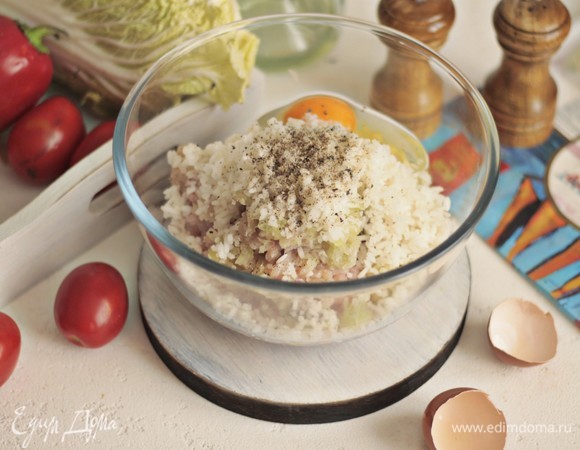 Разбиваем яйцо, солим и перчим по вкусу.